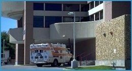 ambulanza parcheggiata fuori da un ospedale